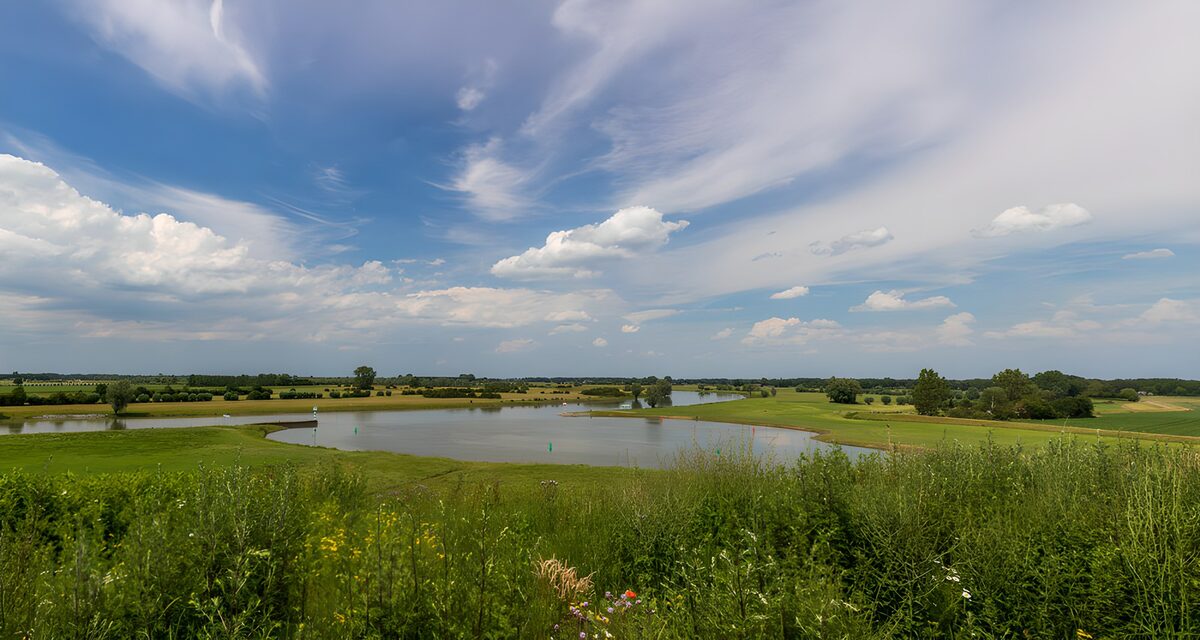 TPDE22946: Malerische Landschaft mit Gewässern