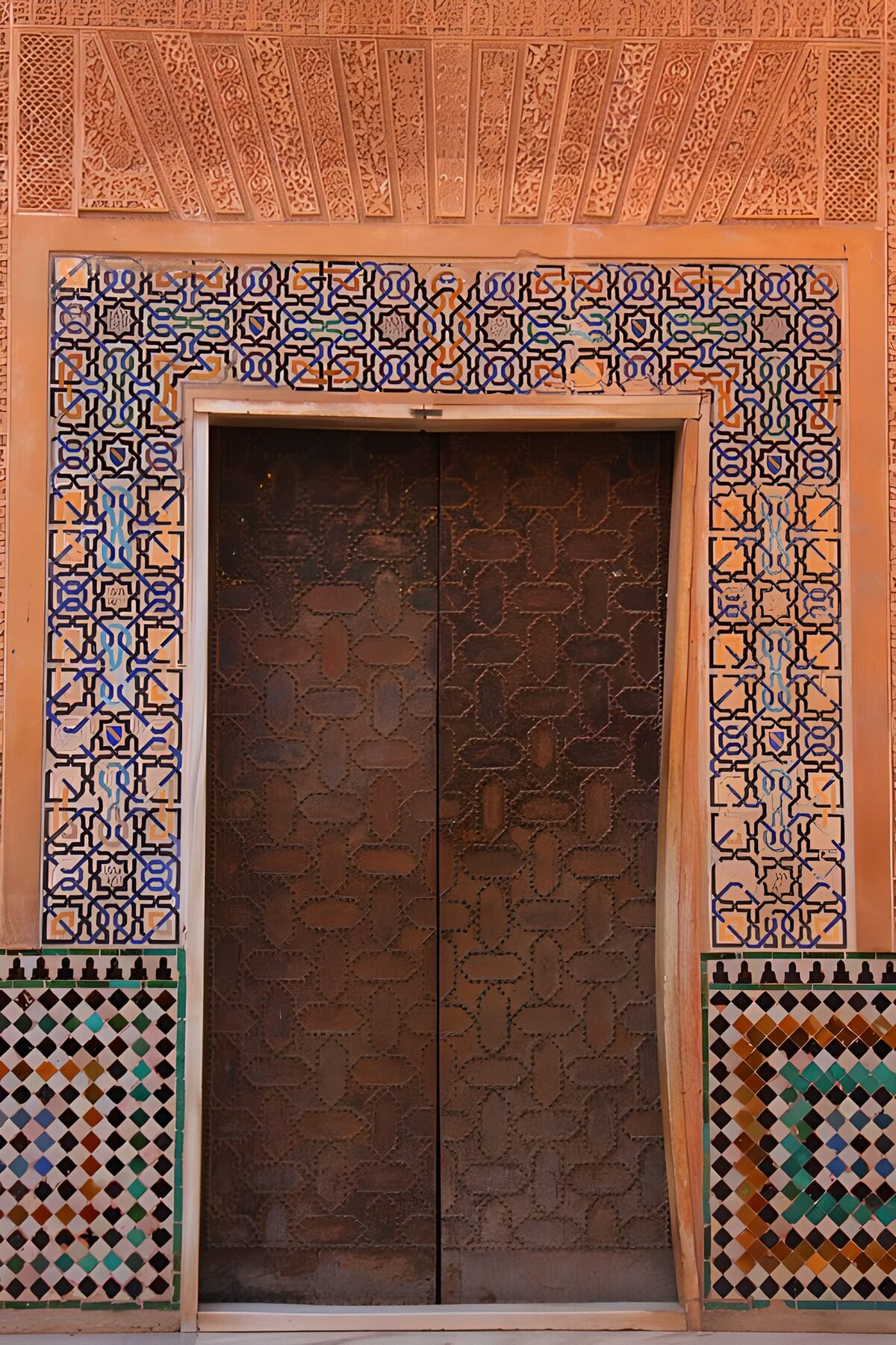 TPDE59693: eine Tür erinnert  an den maurischen Stil in der islamischen Kunst  in der Alhambra