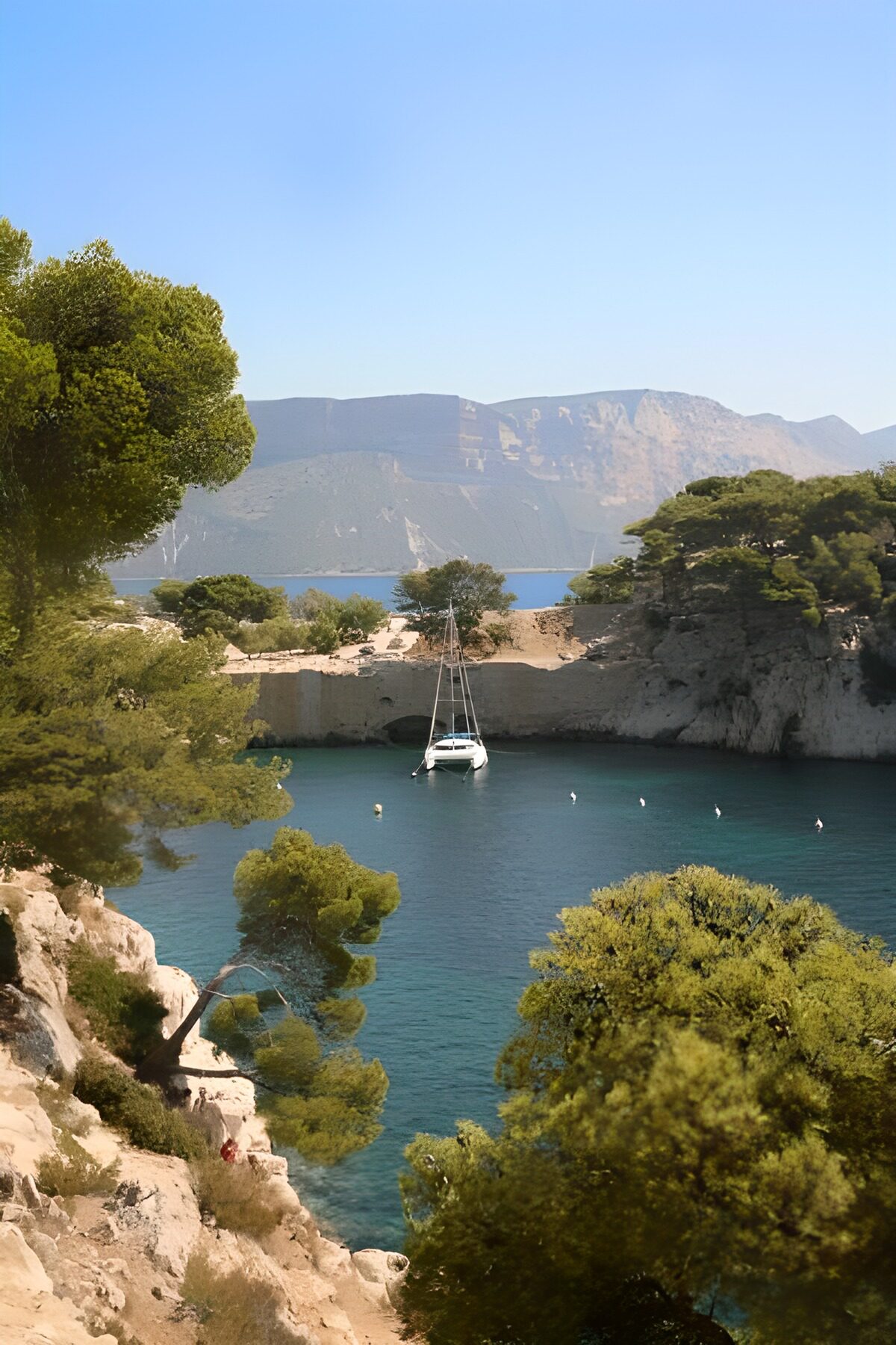 Katamaran in einer Bucht in Cassis 5