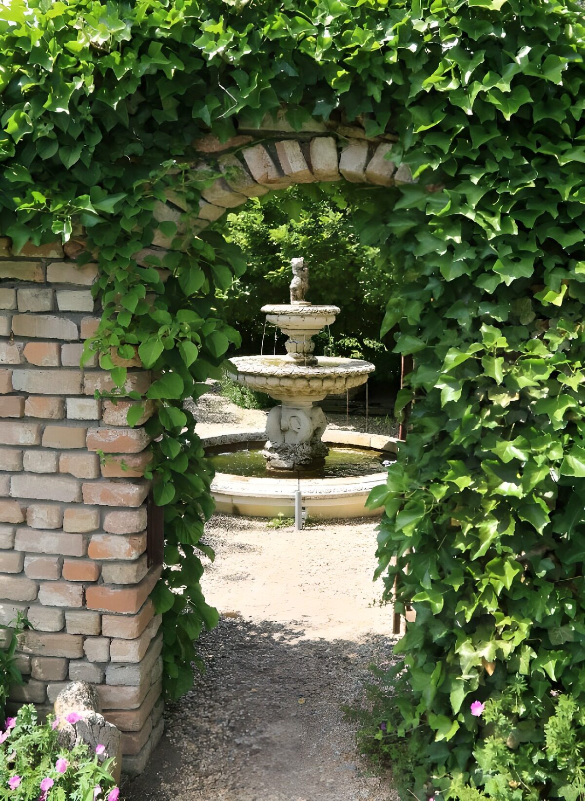 TPDE90249: Durchgang zu einem Park mit Springbrunnen