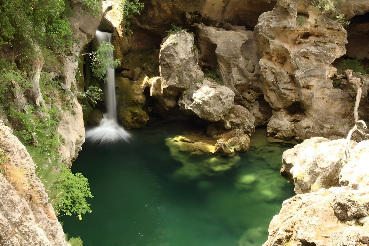 in dem Tosbecken des hinabstürzenden Wasserfalls kann man herrlich schwimmen