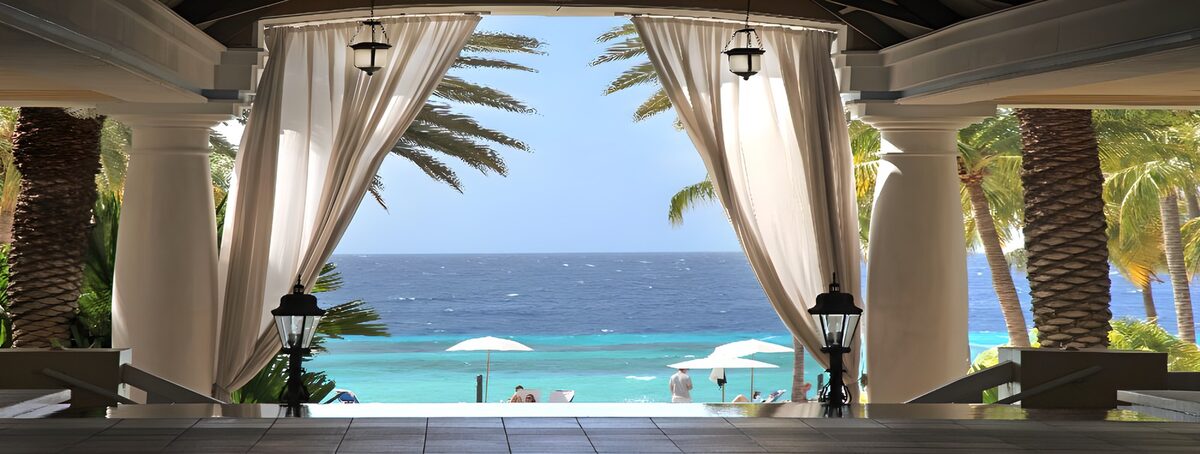 TPDE50302: Ausblick über das Meer von einem Hotel aus