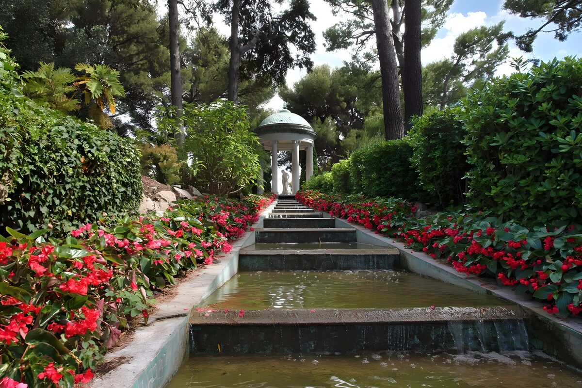 TPDE85628: Gartenpavillon mit Blick auf eine Wassertreppe