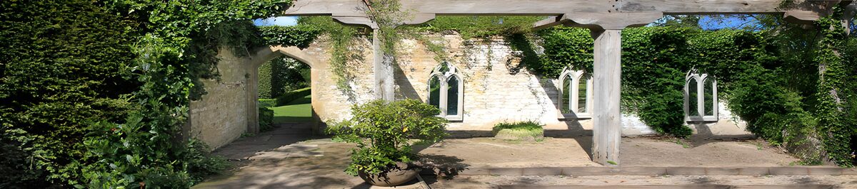 TPDE87349: Verfallene Gartenarchitektur im Grünen