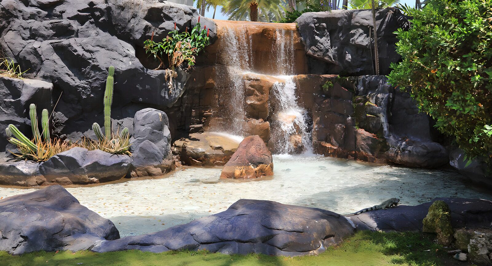 TPDE91443: Tropische Wasserfall-Oase