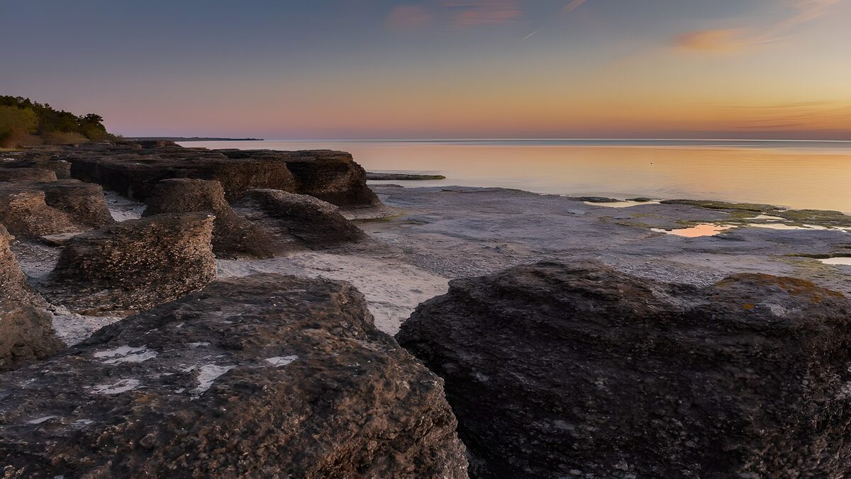 TPDE11068: Sonnenuntergang an einem Felsenstrand