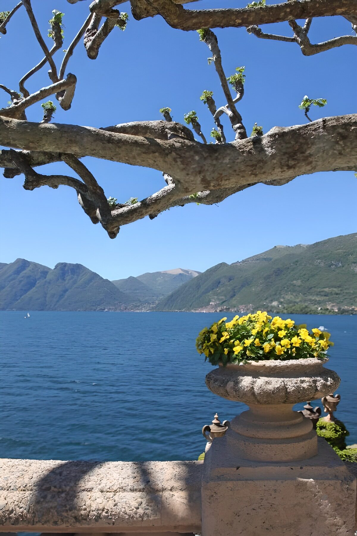 TPDE28834: schöne Aussicht auf einen See und die Berge