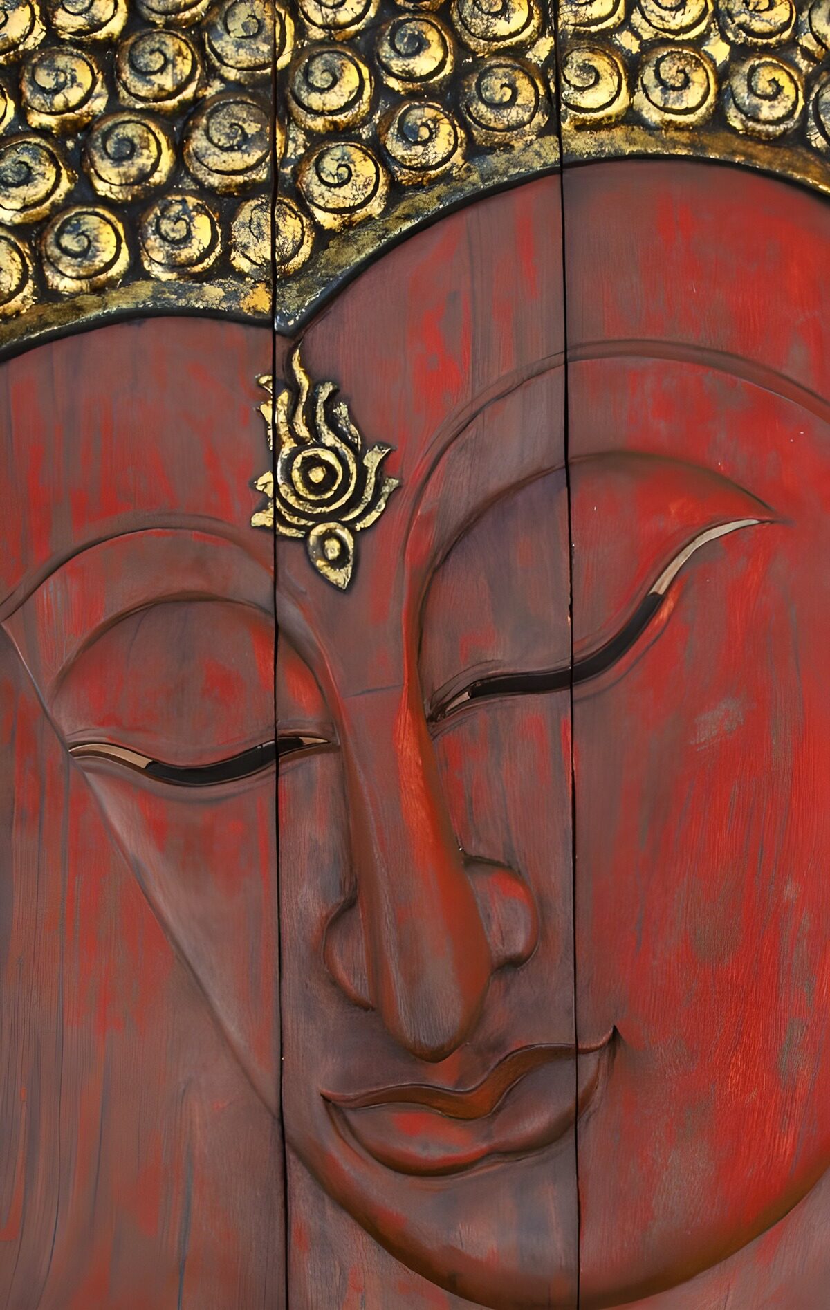 Buddha Figur auf einer rotenTür gemalt als Symbol für Glück und reichtum