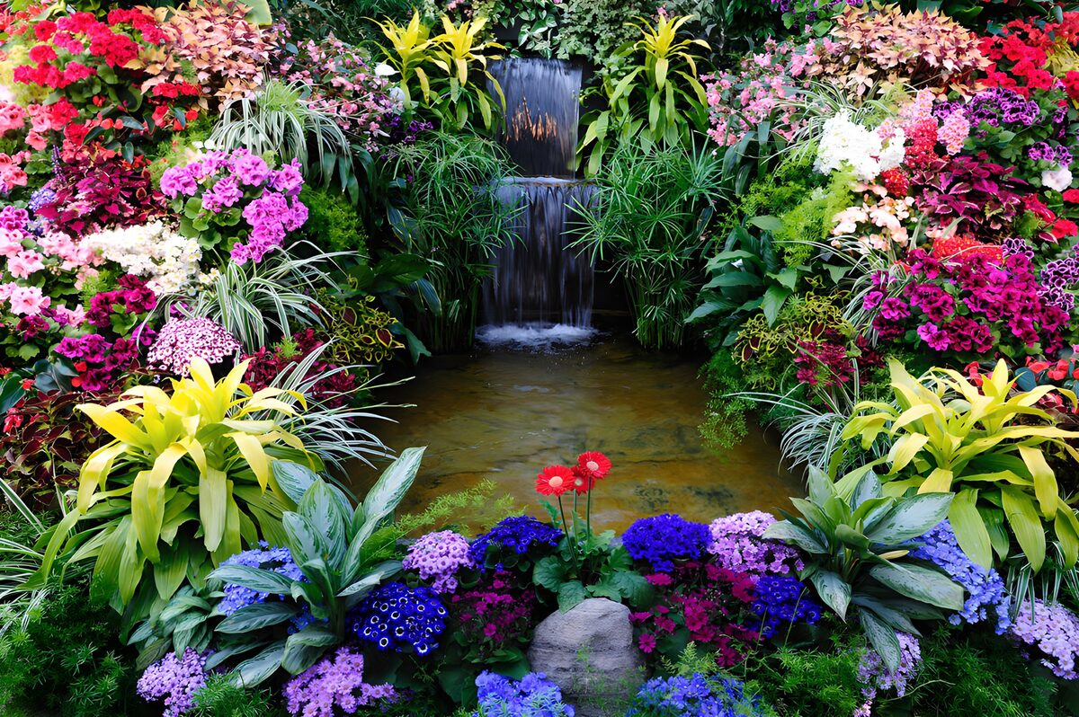 Farbenfroher Garten mit Wasserfall