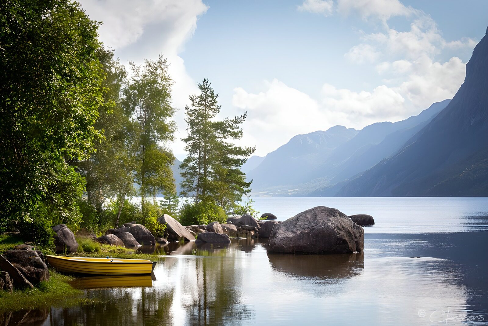 TPDE51595: Ruhige Landschaft am See mit Boot