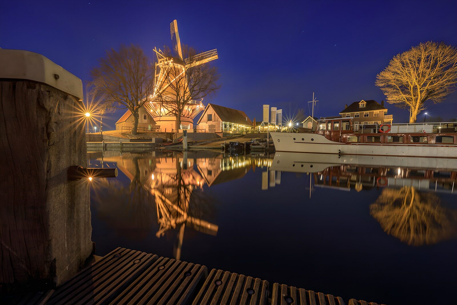 TPDE21682: Mühle bei Nacht am Hafen