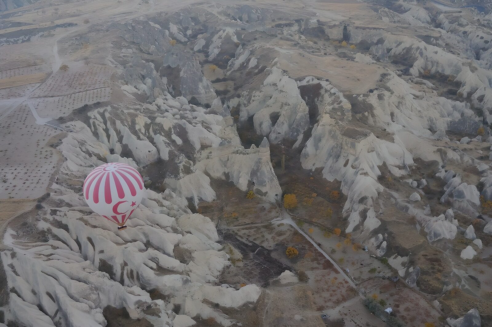 TPDE36736: Heißluftballon über einer gebirgige Region in der Türkei