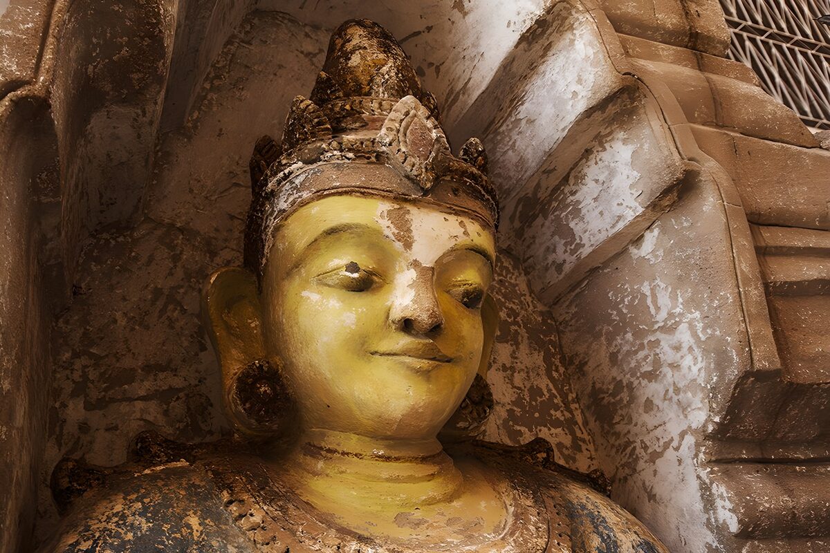 TPDE23605: Statue mit Kopfschmuck in der Nische von einem Tempel