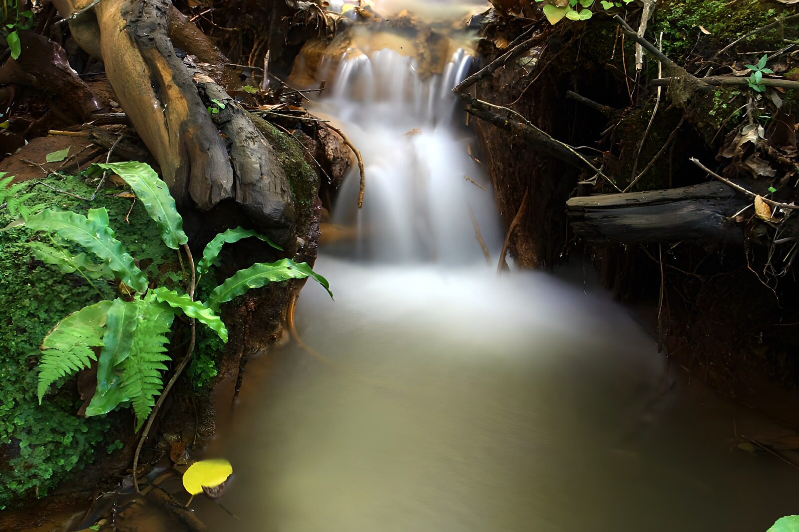 TPDE46832: ein tosender Gletscherbach stürzt die Stufen eines Wasserfalls hinab