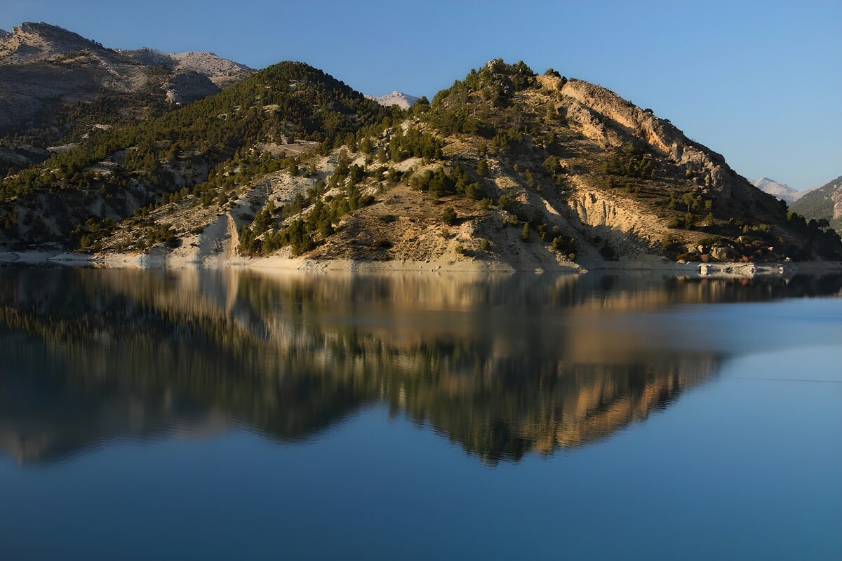 Bergsee an einem sonnigen Tag