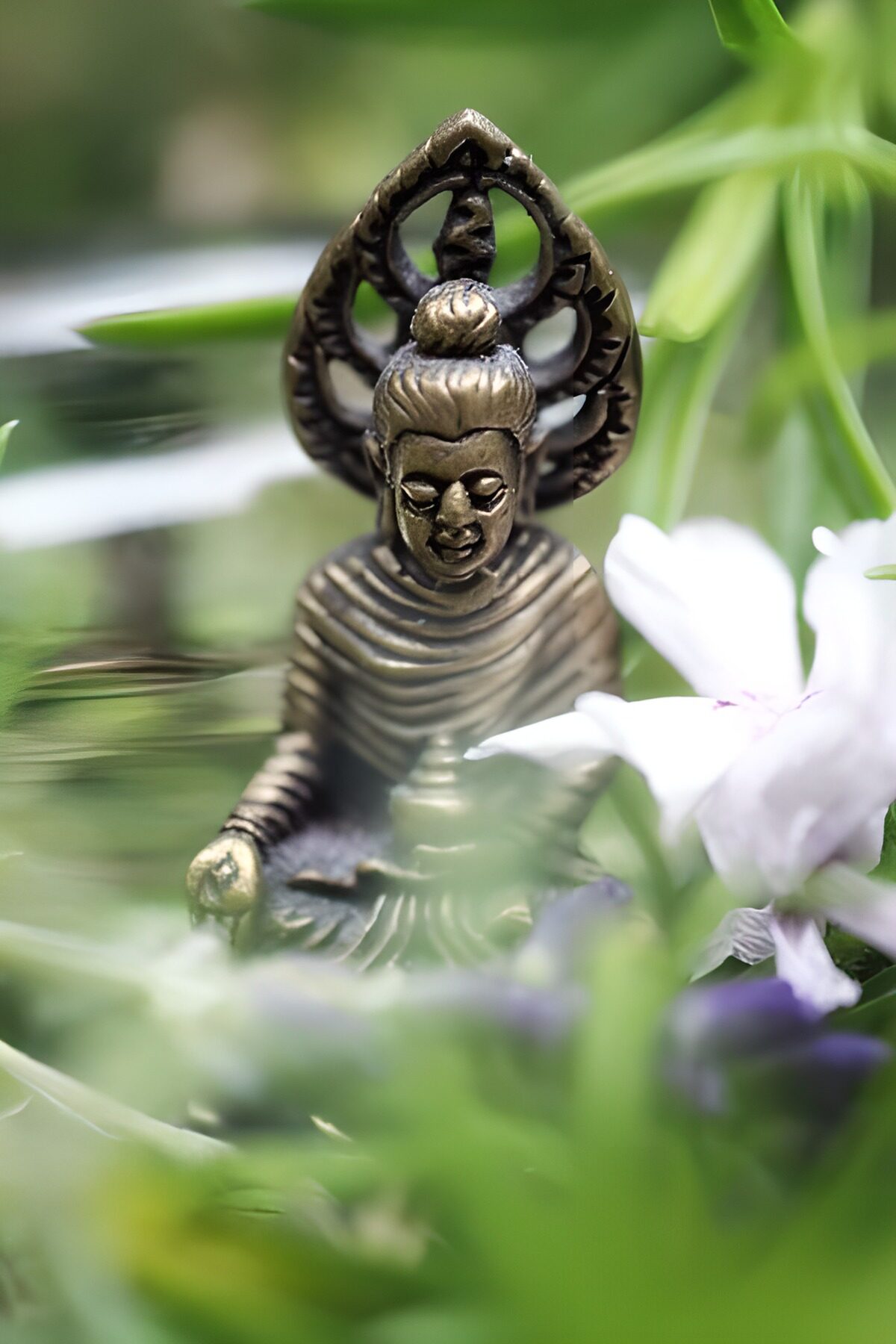 TPDE85214: Buddha-Statue in Silber mit der Geste der Wunschgewährung