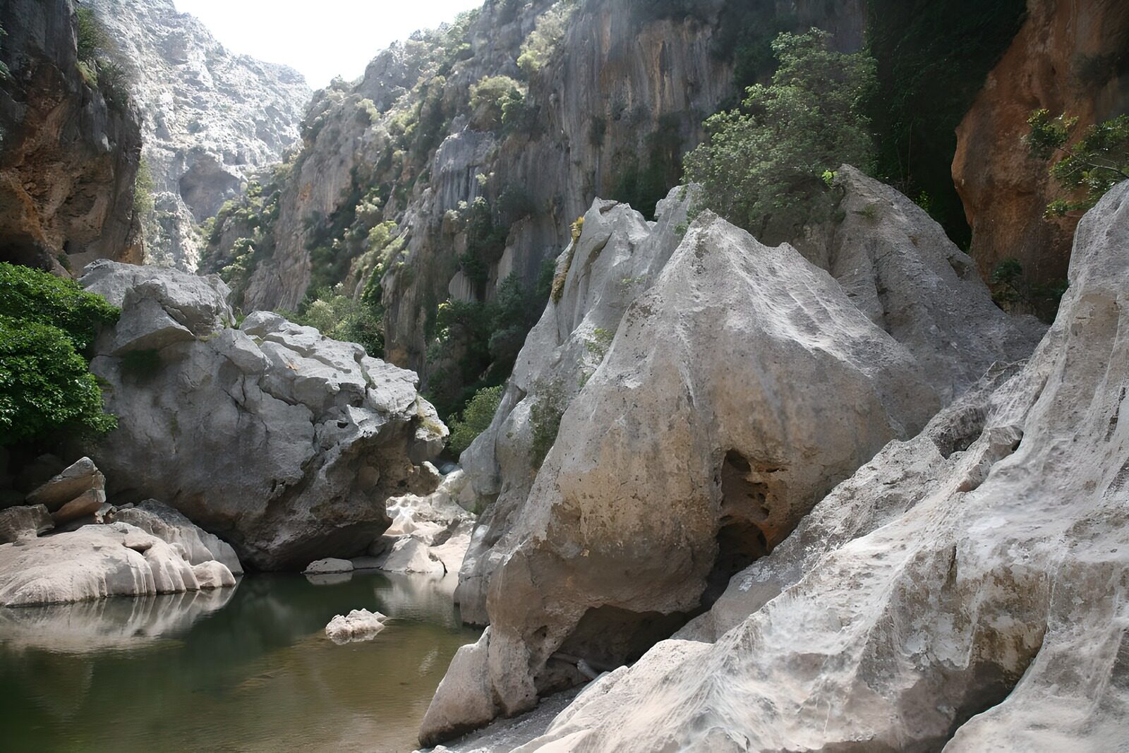 TPDE52782: kleiner See zwischen den Felsen Version 2
