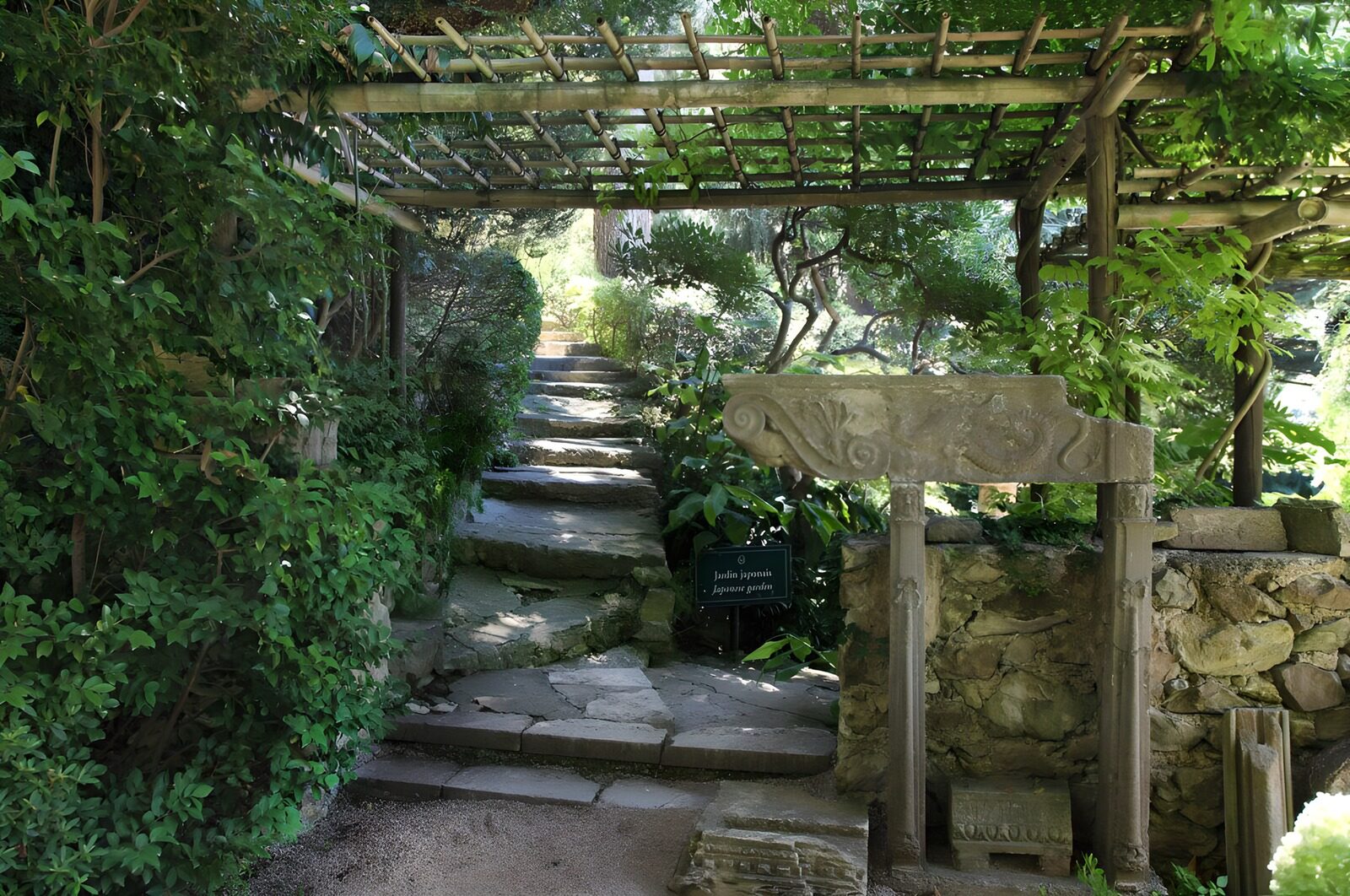 TPDE52816: schattiger Weg  mit Wegweiser zum japanischen Garten