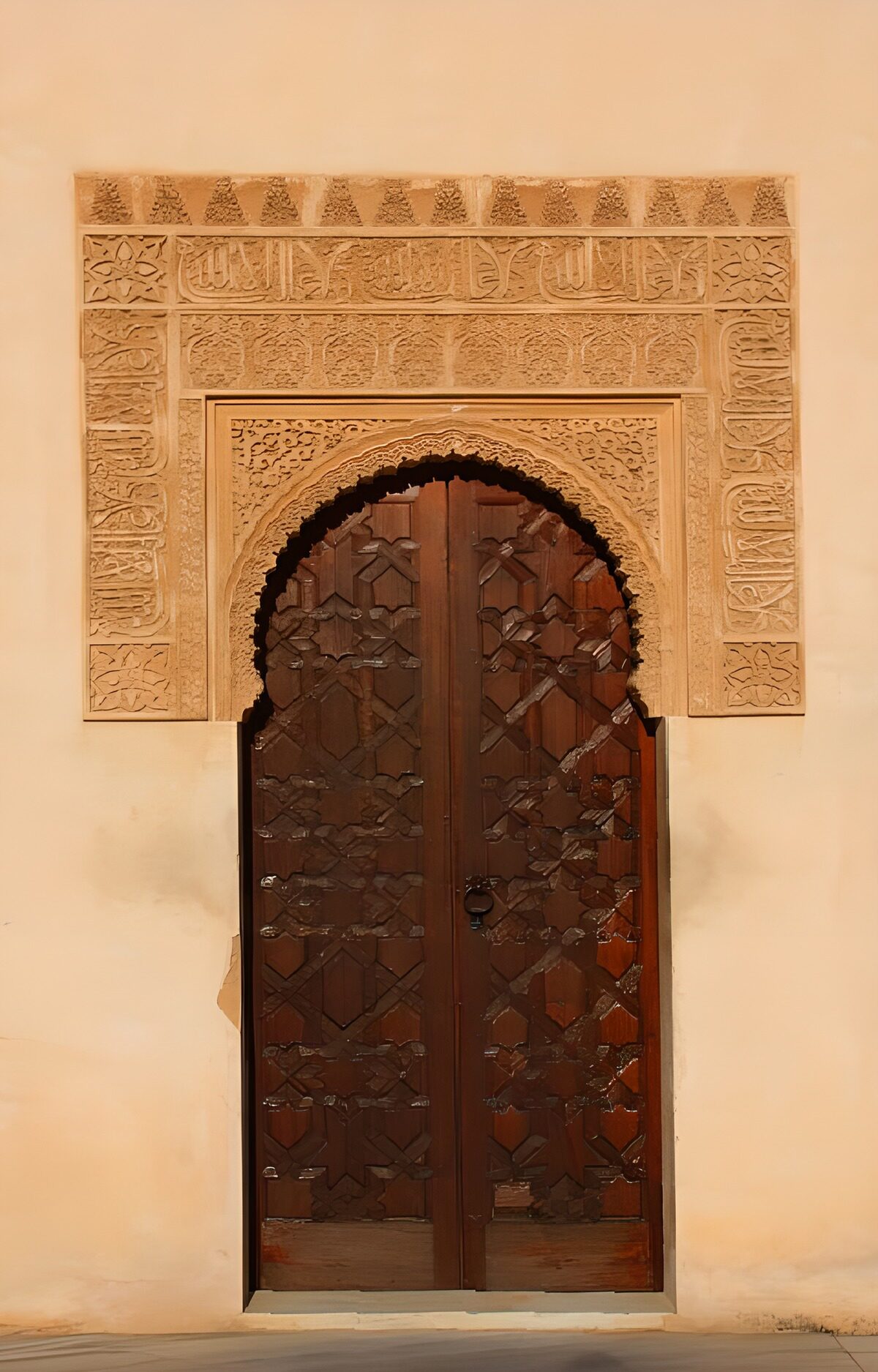 diese Tür erinnert an den maurischen Stil der islamischen Kunst von der Alhambra