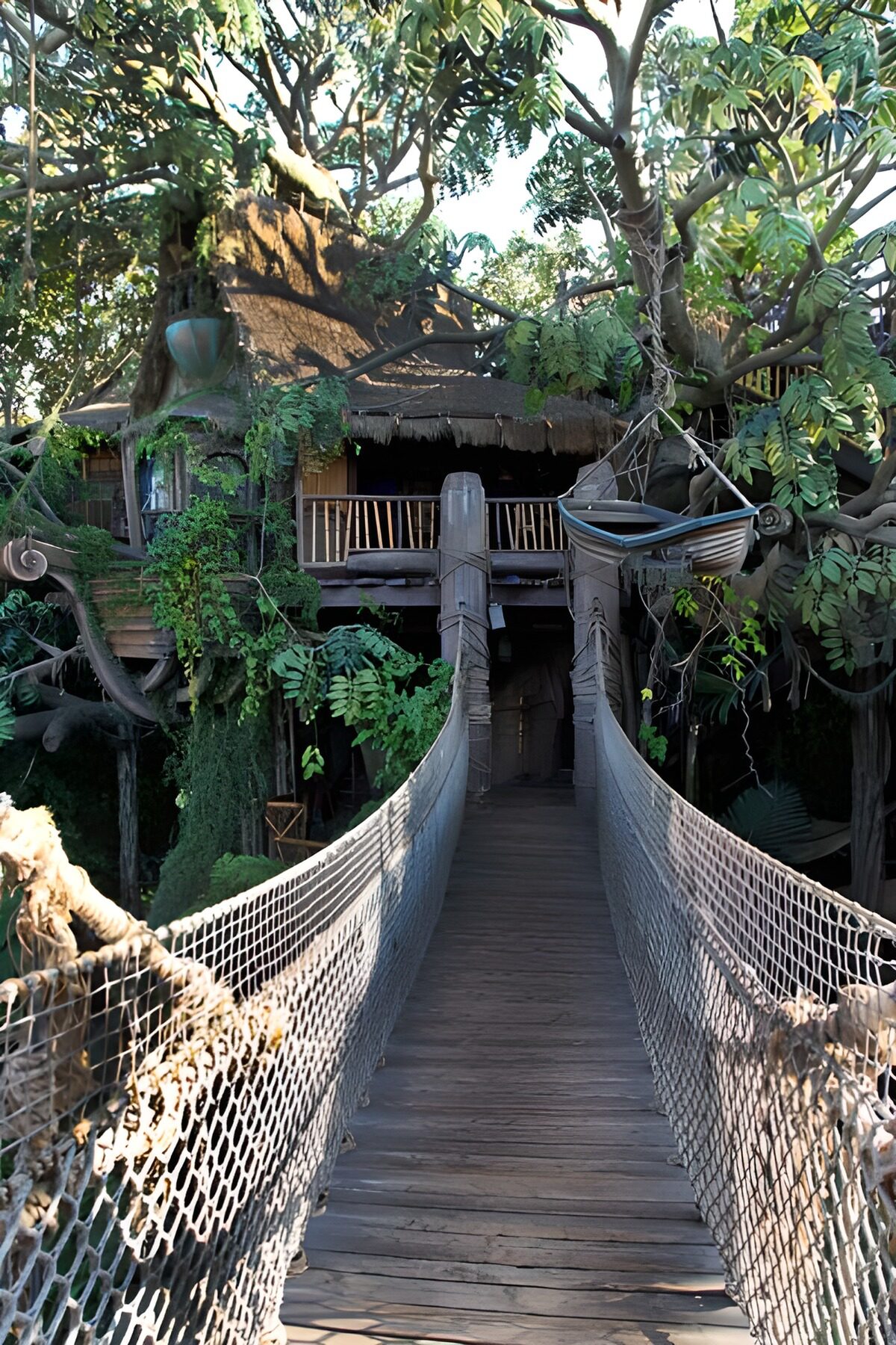 TPDE60057: märchenhafte Baumhütte im Dschungel mit Hängebrücke