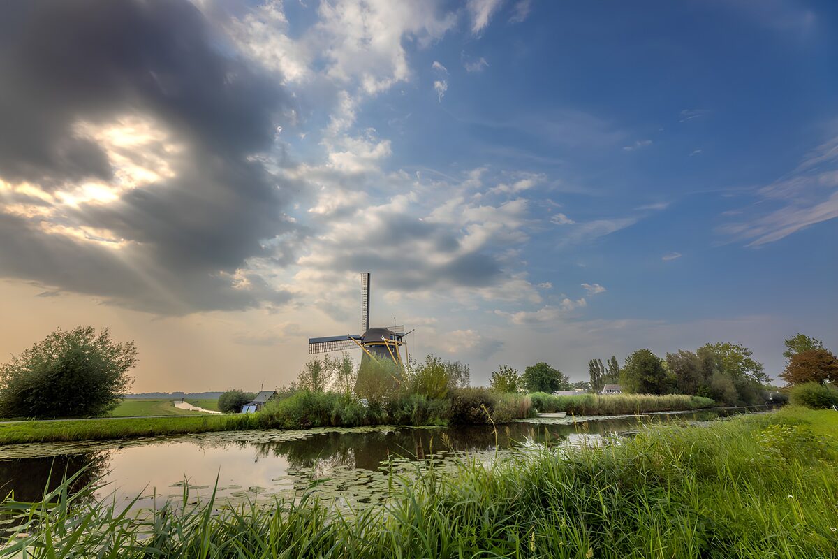 TPDE65564: Windmühle am ruhigen Wasser