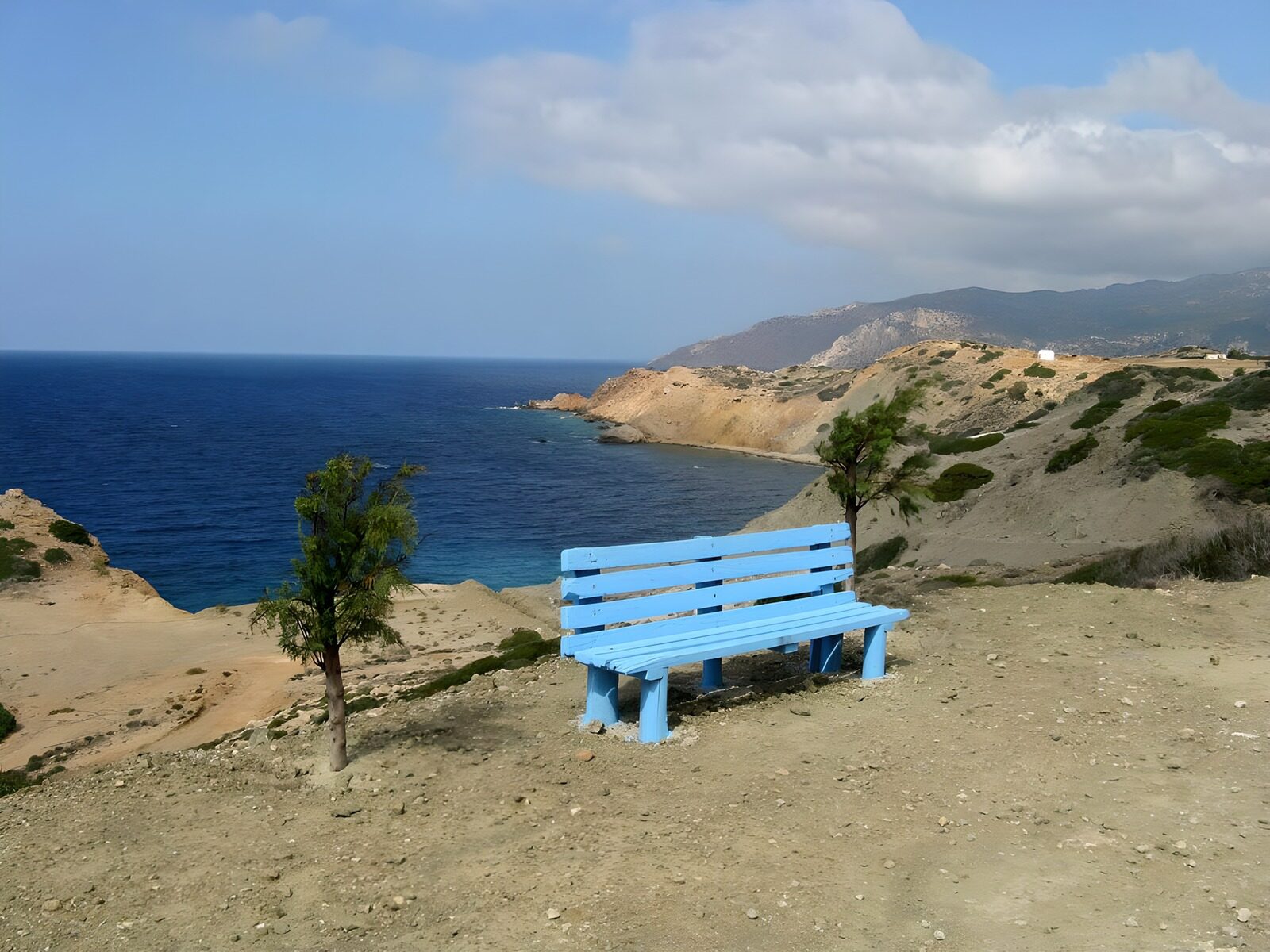 TPDE46425: blaue Bank mit Aussicht auf Meer und Berge