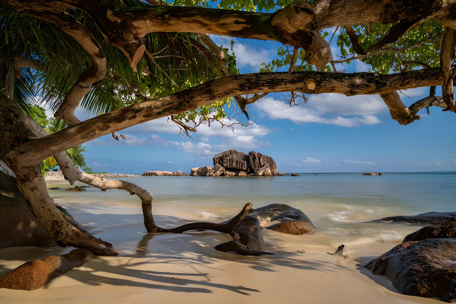 TPDE73937: Paradiesischer Strandblick mit Felsen