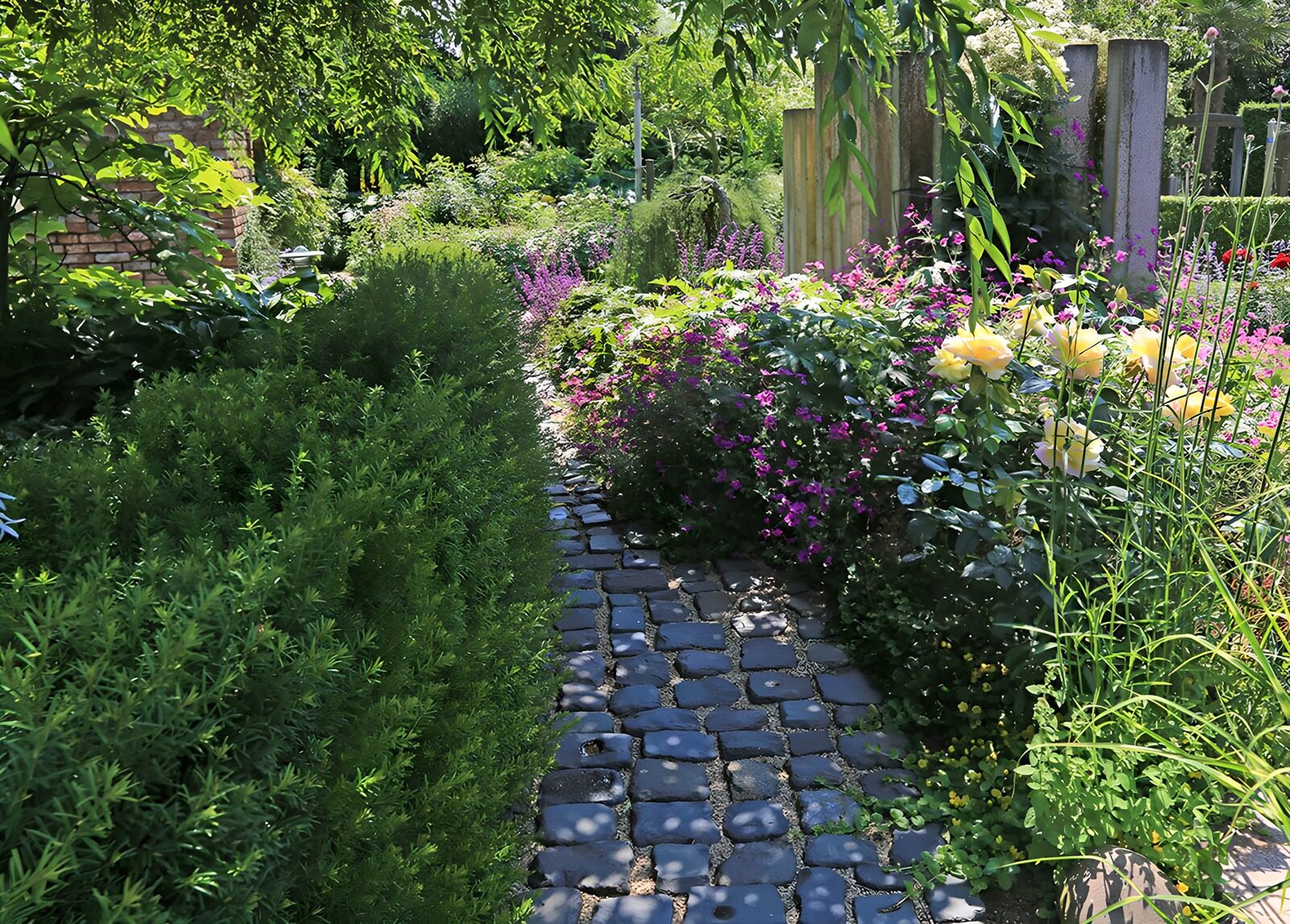 TPDE62850: Kopfsteinpflaster durch einen Garten