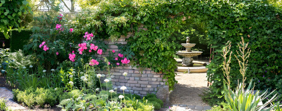 TPDE94884: Blühender Garten mit Brunnen