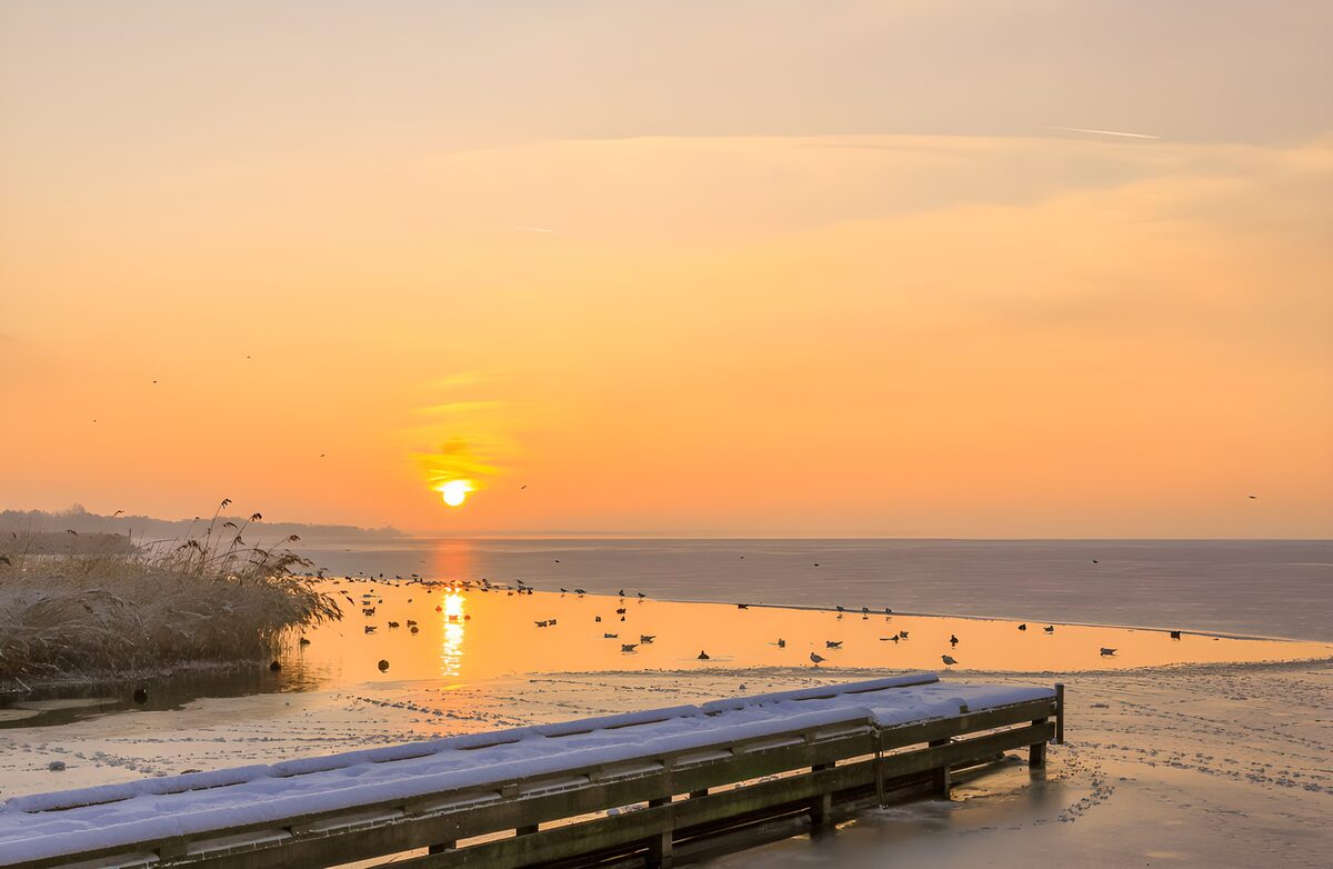 TPDE71079: Sonnenuntergang am gefrorenen Gewässer