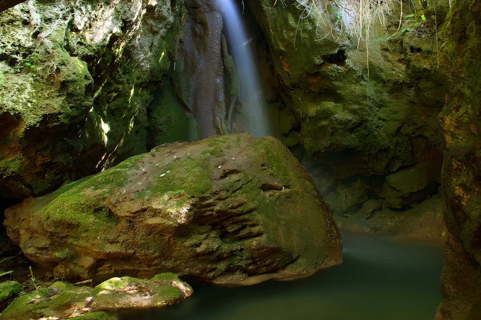 TPDE85950: erfrischender Sprühregen eines Wasserfalls