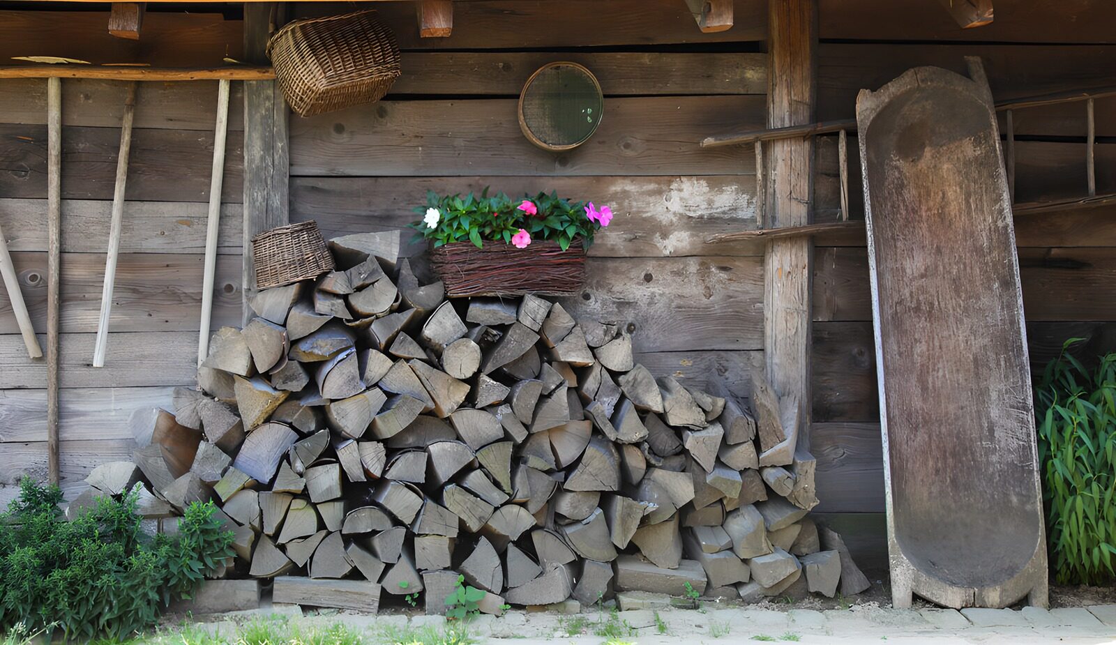 TPDE67559: Holzstapel vor einer Scheune