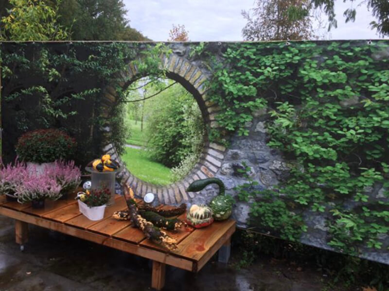 Durchblickmotiv an einem Gartenzaun